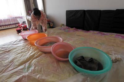 奎屯楼上漏水，住户失联，小区没物管，业主维权难！律师来支招……